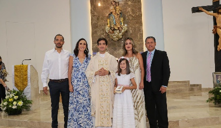  Armando Gutiérrez, Regina Ibáñez, el Padre, Pía Guevara, Gabriela Acosta y José Guevara.