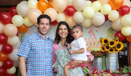  Paco Dauajare y Adriana Torres con su hijo Santiago.