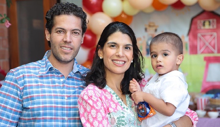  Paco Dauajare y Adriana Torres con su hijo Santiago.