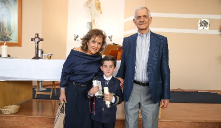  Margarita Labastida y Saad Sarquis con su nieto Julián Conde.
