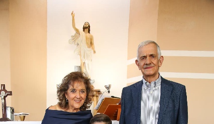 Margarita Labastida y Saad Sarquis con su nieto Julián Conde.