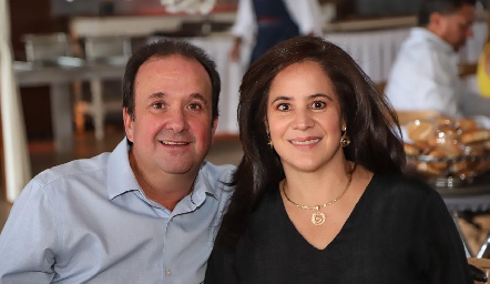  Héctor Hinojosa y Marcela del Peral .