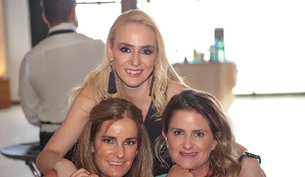 Melissa Fernández, Lorena Quiroz y Alejandra Celis .