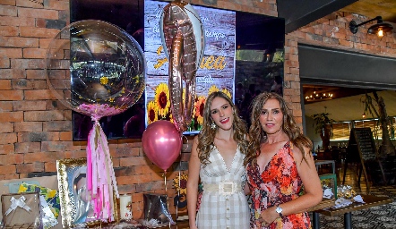  Andrea González y Krista Alvarado.