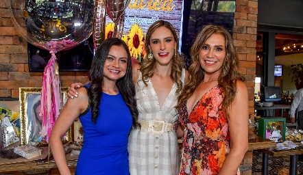  Fernanda Bujaidar, Andrea y Krista Alavardo.