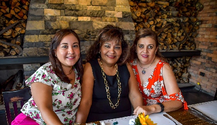 SarahÍ Benítez, Lulú González y Beatriz Jasso.