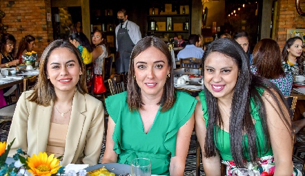  Elizabeth Ramos, Priscila Gallegos y Estefanía Delgado.