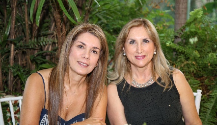  Luzma Jonguidud y Carmen Pérez.