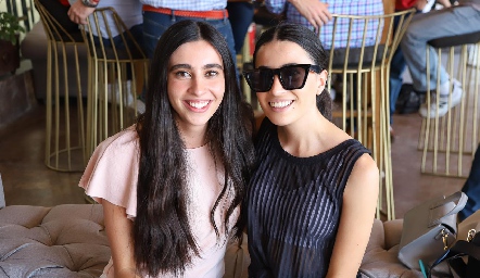 Mariana y Victoria.