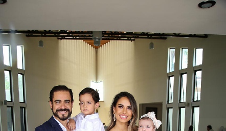  José Luis Villaseñor y Marcela Díaz Infante con sus hijos José María y Carlota.