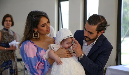  José Luis poniéndole la Señal de la Cruz a su pequeña hija.