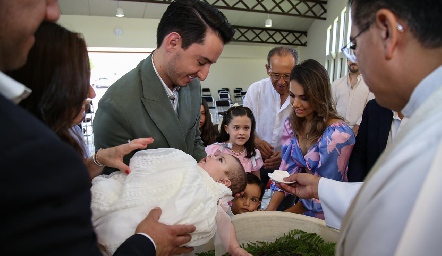  Carlota recibiendo el Bautizo.