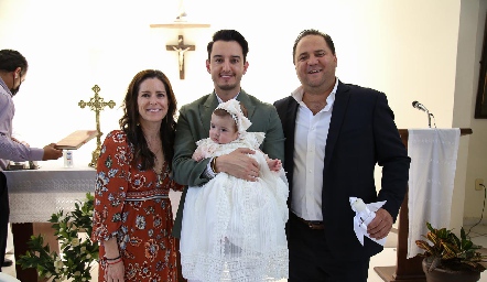  Carlota con sus padrinos Daniela Villaseñor, Enrique Díaz Infante y Federico Enríquez.