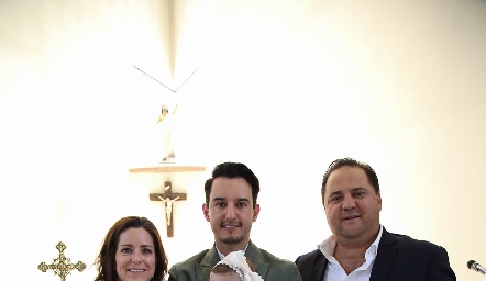  Carlota con sus padrinos Daniela Villaseñor, Enrique Díaz Infante y Federico Enríquez.