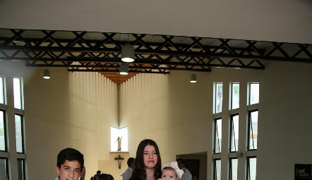  Carlota con sus primos.