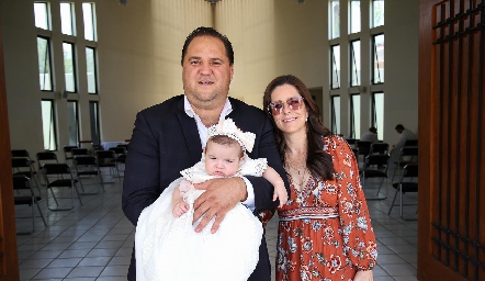  Carlota con sus padrinos Federico Enríquez y Daniela Villaseñor.