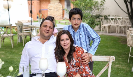  Federico Enríquez y Daniela Villaseñor con su hijo Patricio.