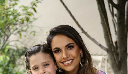  Sofía Villaseñor con su tía Marcela Díaz Infante.