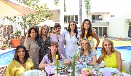  Claudette con las amigas de su suegra Guille de los Santos.