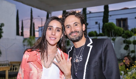  Daniela Lavín y Efraín Barrera se comprometieron en matrimonio.
