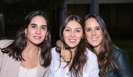  Mariana Rodríguez, Liliana Medina y Clau Antunes.