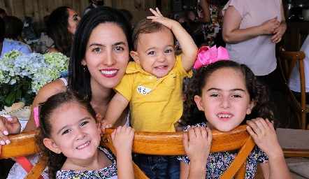  Claudia Díaz de León con sus hijos Natalia, Iker e Inés.