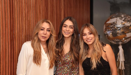  Claudia Hermosillo con sus hijas Paulina y Claudia Rodríguez.