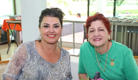  Diana Reyes y Adela Martinez.