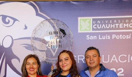  Sandra Cedillo, Esmeralda Urbina y Guillermo Urbina.