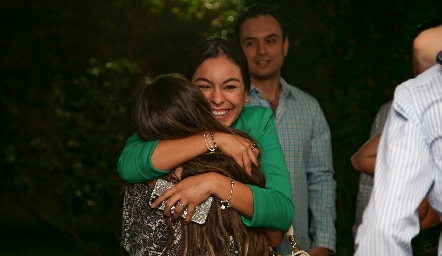  Felicitando a Bety.