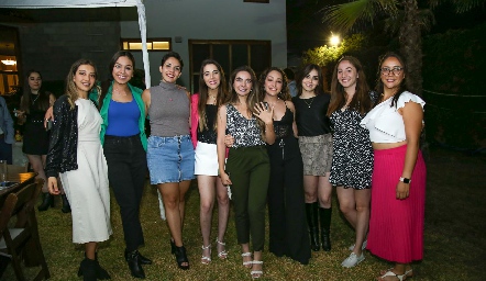  Bety con sus mejores amigas.