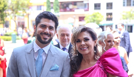  René Padilla con su mamá Elia de Padilla.