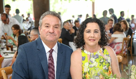  Luis Peniche y Rebeca Novelo .