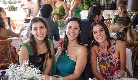  Natalia, Agustina y Luciana .
