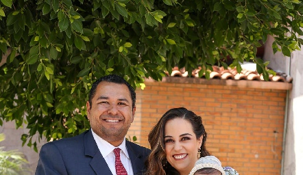  Alejandro Torres y Ana Isa Torres con su hija Inés.