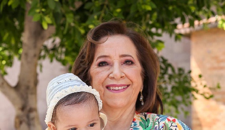  Inés con su abuela Alejandra Barrera.