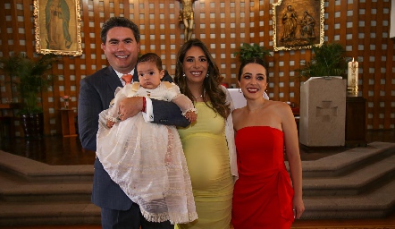  Inés con sus padrinos Héctor Gordoa, Andrea Lorca y Eugenia Torres.