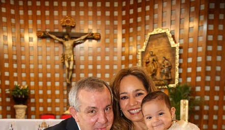  Pedro Torres y Ana Laura Acosta con su nieta Inés.