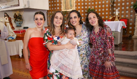  Las hermanas Torres Acosta, Eugenia, Fernanda, Ana Isa y Sofía con Inés.