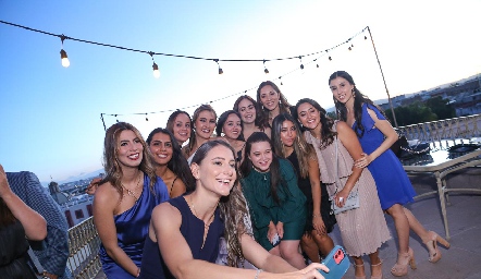 La novia con sus amigas.
