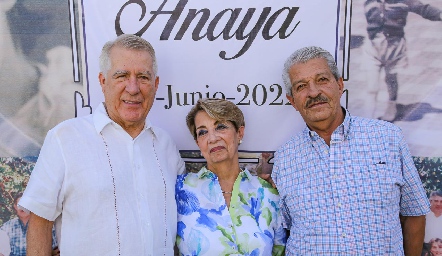 Los hermanos Alfonso, María del Carmen y Alberto Anaya.