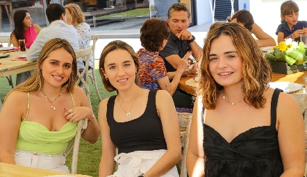  Laila de la Hoz, Adriana Martins y Gabriela Martins.
