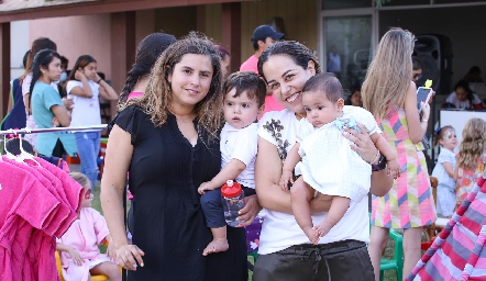  Gaby Franco con José y Ana Isa Torres con Inés.
