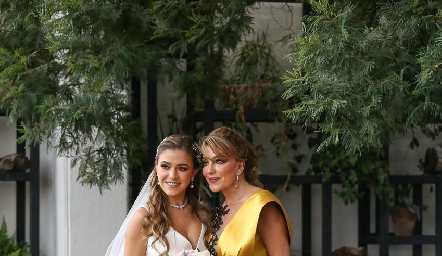  María José Hernández con su mamá Nuria Lozano.