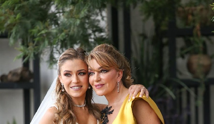  María José Hernández con su mamá Nuria Lozano.