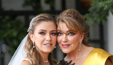  María José Hernández con su mamá Nuria Lozano.