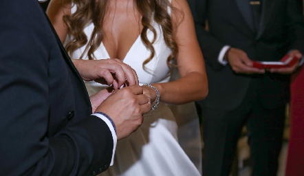  Gerardo colocándole la alianza matrimonial a María José.