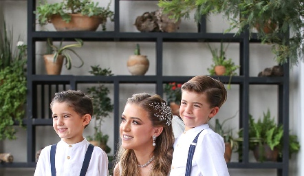  María José con sus sobrinos.