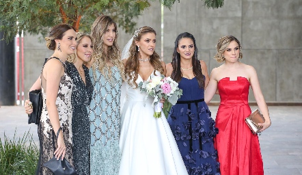  María José con sus testigos de la Boda Civil.