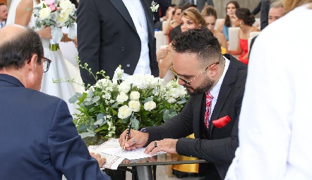 Frankie Gutiérrez firmando como testigo.